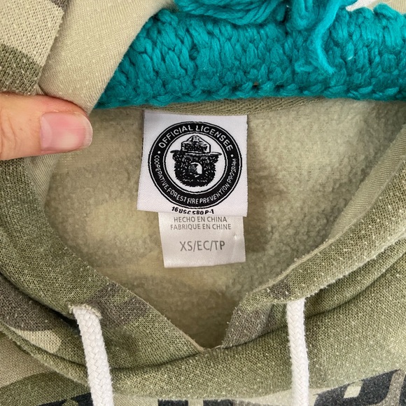 Camo cropped Smokey the Bear sweatshirt hoodie - Picture 3 of 4